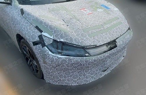 极狐轿车新款2025极狐全新轿车测试谍照曝光