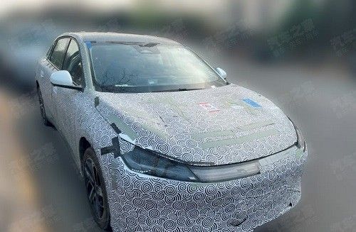 极狐轿车新款2025极狐全新轿车测试谍照曝光
