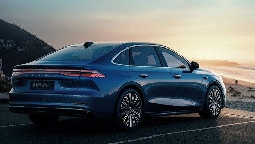 中型插混轿车吉利银河A7 EM-i综合续航超2100km