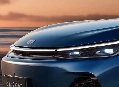 中型插混轿车吉利银河A7 EM-i综合续航超2100km
