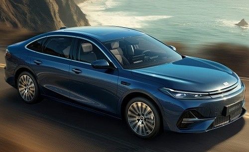 中型插混轿车吉利银河A7 EM-i综合续航超2100km