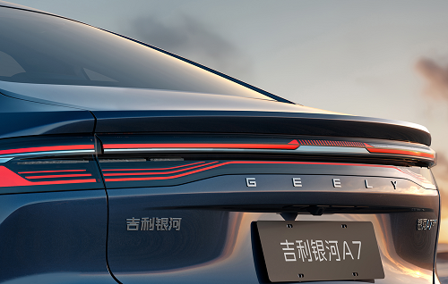 中型插混轿车吉利银河A7 EM-i综合续航超2100km