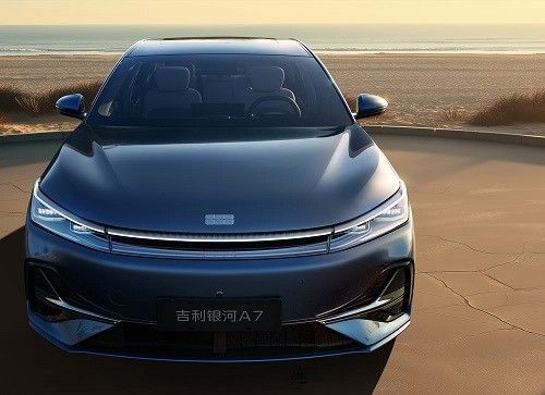 中型插混轿车吉利银河A7 EM-i综合续航超2100km