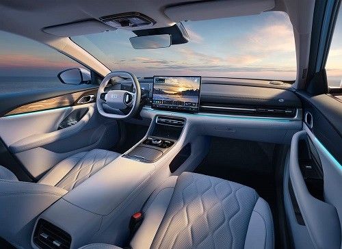 中型插混轿车吉利银河A7 EM-i综合续航超2100km
