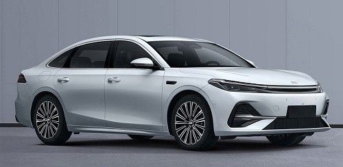 中型插混轿车吉利银河A7 EM-i综合续航超2100km