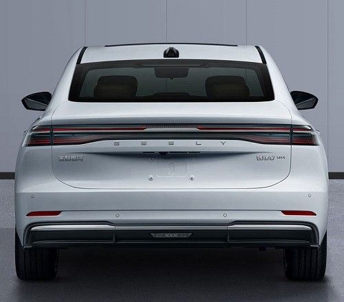 中型插混轿车吉利银河A7 EM-i综合续航超2100km